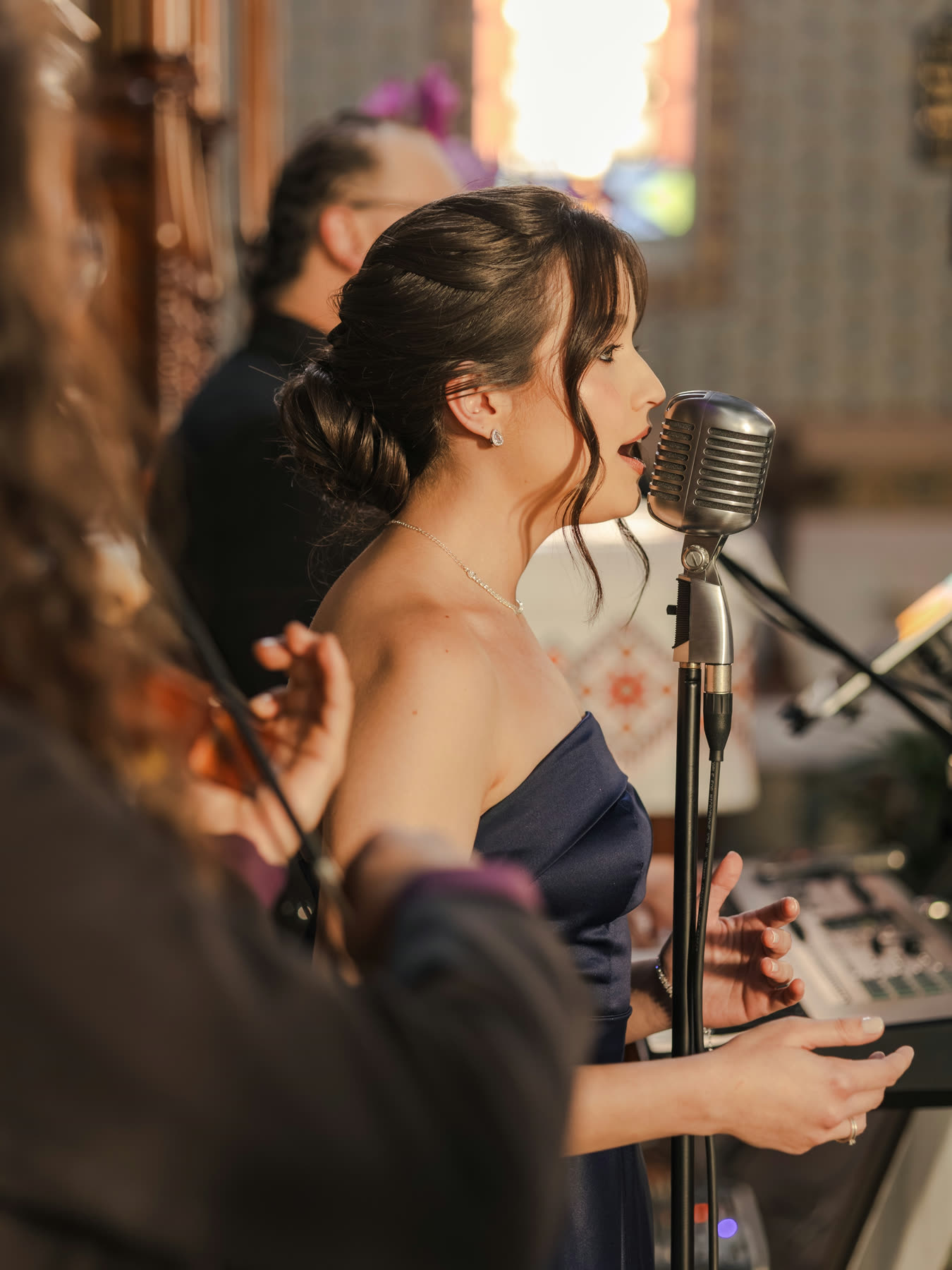Jamilli cantando na igreja durante a entrada da noiva